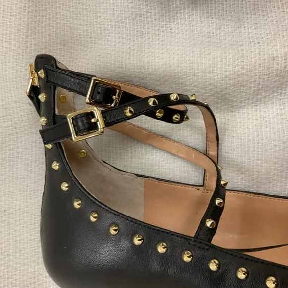 J Lo Jennifer Lopez Black Ayaba Closed Toe Shoes Gold Studded Details Sz 7.5 - Picture 9 of 11